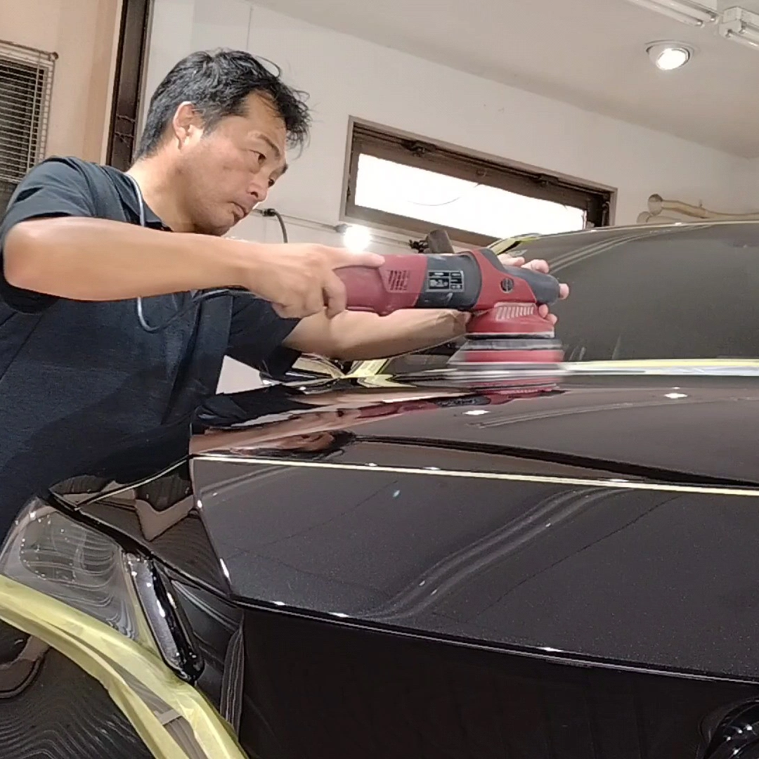 オート・リフレッシュ・カンパニー代表 井上和也が車のボディを丁寧に研磨している様子